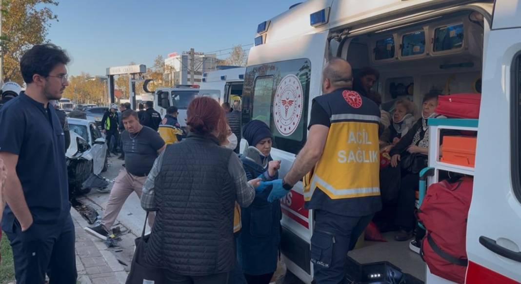 Bursa'da araba yarışı yapan iki maganda 13 kişiyi yaraladı 6